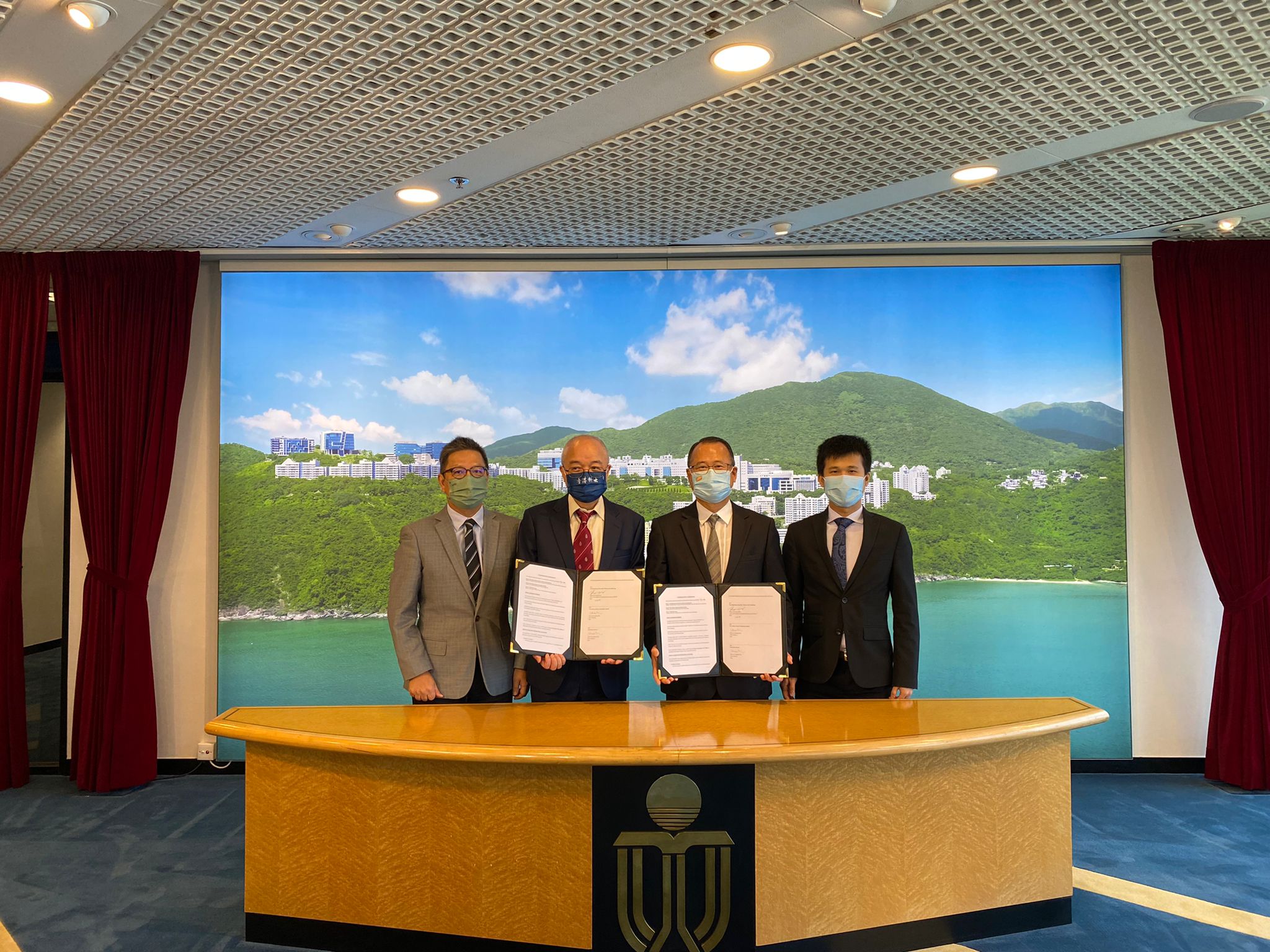 Dr Jonathan CHOI (second from right), Chairman of Chinese Studies Foundation and Sunwah Group, Prof. Yang WANG (second from left), HKUST Vice-President for Institutional Advancement at the signing ceremony.